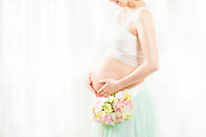 芸能人の方が撮影をしたことで、すこしずつ広まった「マタニティフォト」という文化。妊娠中の大きなお腹は、たった10ヶ月間、お母さんだけに許された赤ちゃんと一緒に過ごす特権。そんな神秘的な姿を写真に残すマタニティフォトを、あなたも撮影してみませんか？お腹が目立つような衣装もあれば、普段と同じ服装でも大丈夫。今しか撮影できない姿を、生まれてくる赤ちゃんのために残しておきましょう。画像1