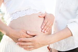 芸能人の方が撮影をしたことで、すこしずつ広まった「マタニティフォト」という文化。妊娠中の大きなお腹は、たった10ヶ月間、お母さんだけに許された赤ちゃんと一緒に過ごす特権。そんな神秘的な姿を写真に残すマタニティフォトを、あなたも撮影してみませんか？お腹が目立つような衣装もあれば、普段と同じ服装でも大丈夫。今しか撮影できない姿を、生まれてくる赤ちゃんのために残しておきましょう。画像2